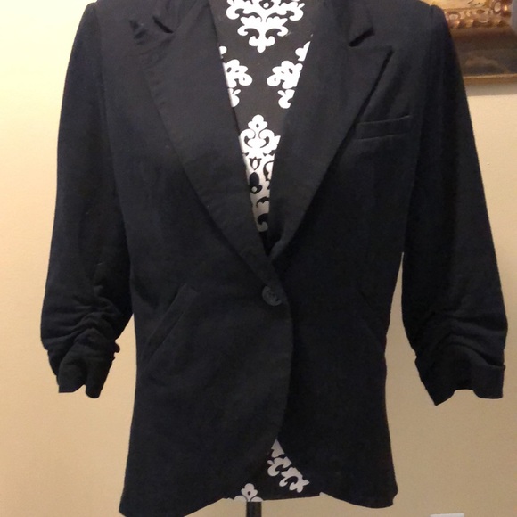 Esley Classic Point collar, synched sleeves, rounded equestrian tail hem - Picture 2 of 9